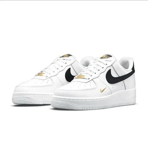 حذاء رياضي Air Force 1 Low Essential "أبيض/أسود/ذهبي" حذاء رياضي Air Force 1 Low Essential "شعار نايكي على مقدمة الحذاء - أبيض/خيزران"