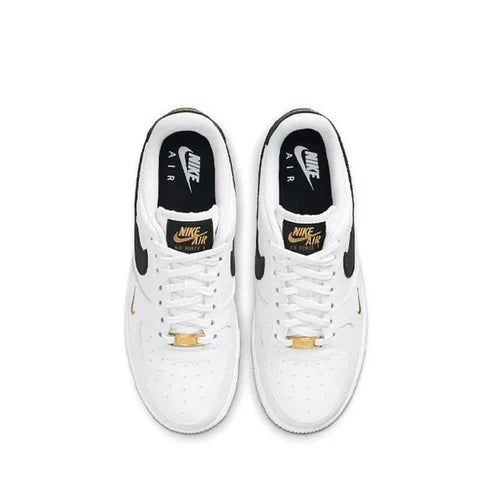 حذاء رياضي Air Force 1 Low Essential "أبيض/أسود/ذهبي" حذاء رياضي Air Force 1 Low Essential "شعار نايكي على مقدمة الحذاء - أبيض/خيزران"