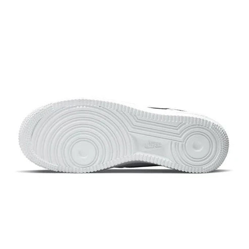 حذاء رياضي Air Force 1 Low Essential "أبيض/أسود/ذهبي" حذاء رياضي Air Force 1 Low Essential "شعار نايكي على مقدمة الحذاء - أبيض/خيزران"