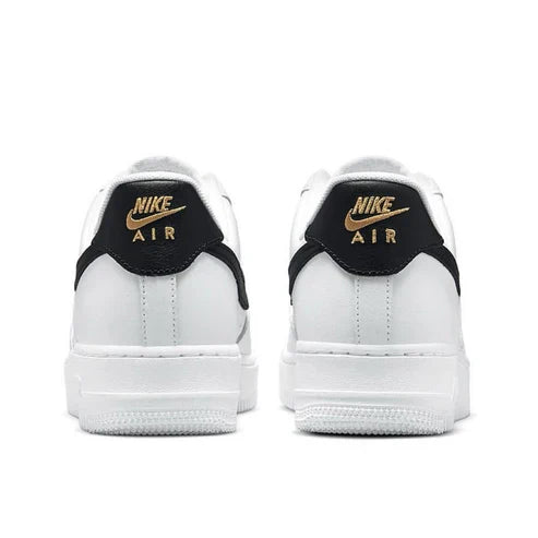 حذاء رياضي Air Force 1 Low Essential "أبيض/أسود/ذهبي" حذاء رياضي Air Force 1 Low Essential "شعار نايكي على مقدمة الحذاء - أبيض/خيزران"