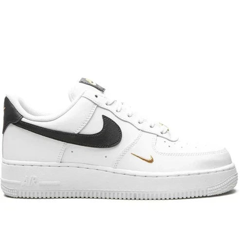 حذاء رياضي Air Force 1 Low Essential "أبيض/أسود/ذهبي" حذاء رياضي Air Force 1 Low Essential "شعار نايكي على مقدمة الحذاء - أبيض/خيزران"